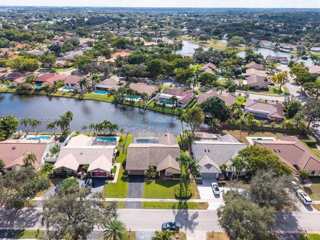 9272 NW 18th St, Plantation, FL 33322