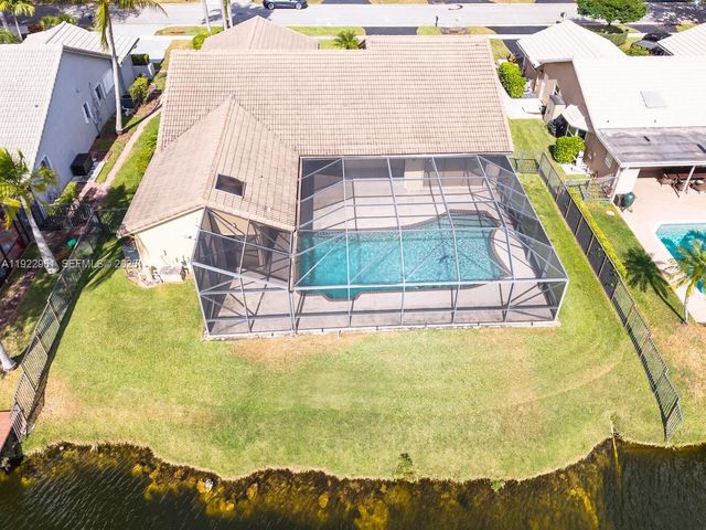 9272 NW 18th St, Plantation, FL 33322