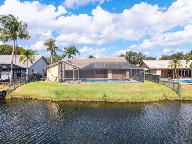 9272 NW 18th St, Plantation, FL 33322