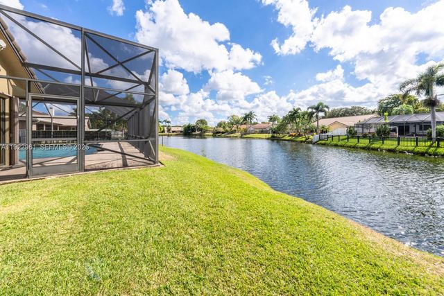 9272 NW 18th St, Plantation, FL 33322