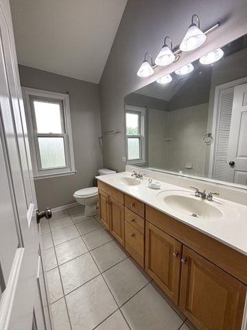 375 W Devon Avenue, Roselle, IL 60172