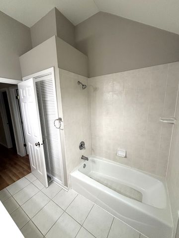 375 W Devon Avenue, Roselle, IL 60172