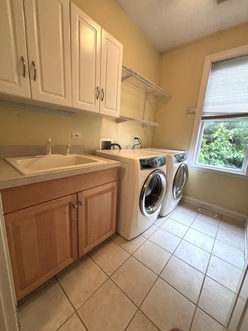 375 W Devon Avenue, Roselle, IL 60172