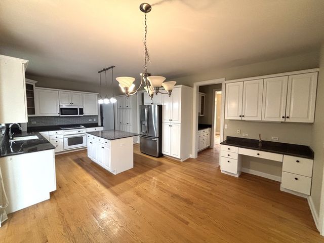 375 W Devon Avenue, Roselle, IL 60172