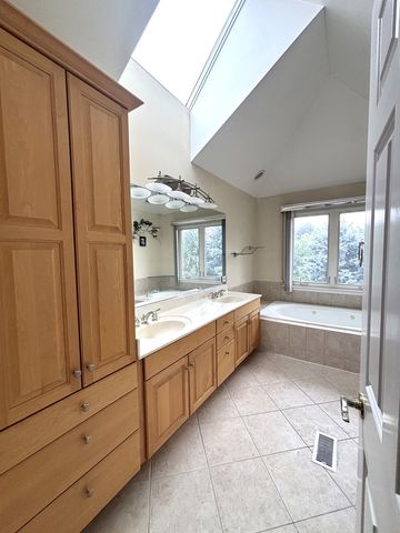 375 W Devon Avenue, Roselle, IL 60172