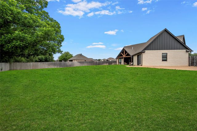 257 Fox Run Lane, Robinson, TX 76706