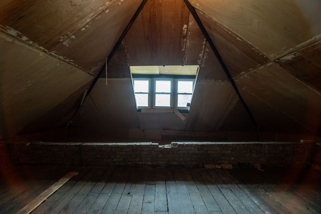 8018 S Bennett Avenue, Chicago, IL 60617