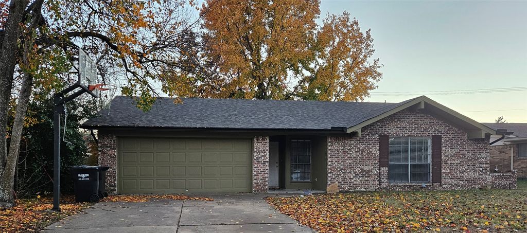 2004 Peacock Lane, Greenville, TX 75402