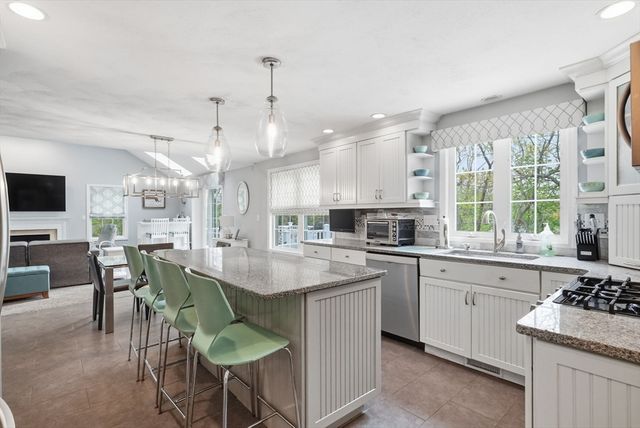 17 Cronin Way, Woburn, MA 01801