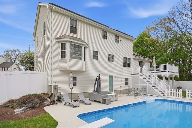 17 Cronin Way, Woburn, MA 01801