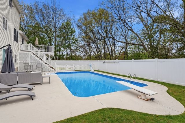 17 Cronin Way, Woburn, MA 01801