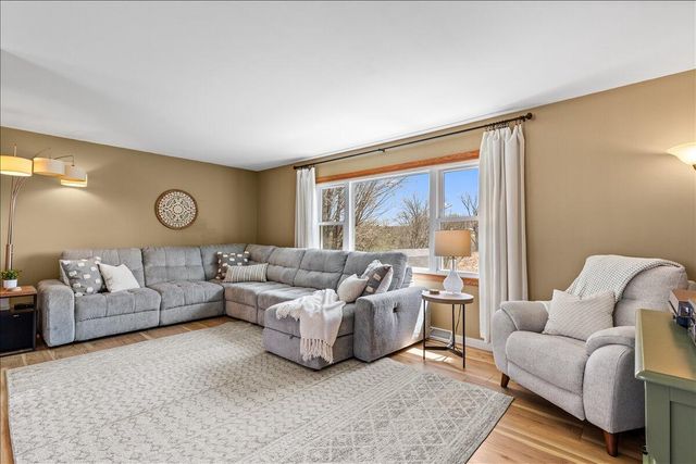 1707 Larkspur LANE, West Bend, WI 53090