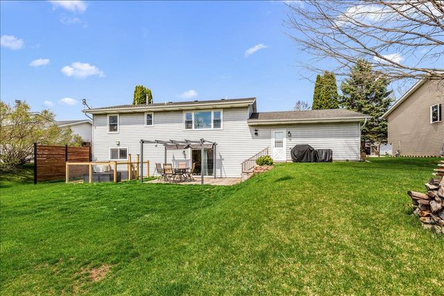 1707 Larkspur LANE, West Bend, WI 53090