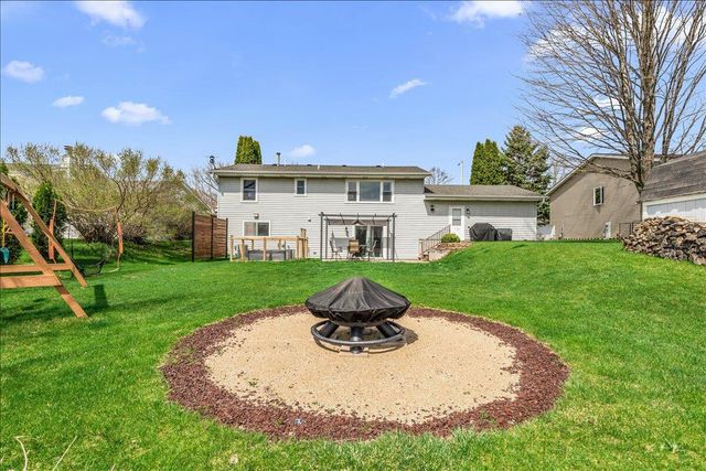 1707 Larkspur LANE, West Bend, WI 53090
