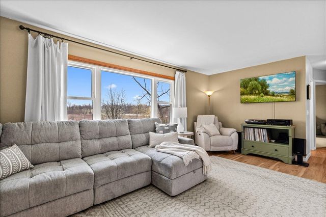 1707 Larkspur LANE, West Bend, WI 53090