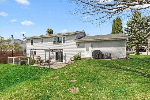 1707 Larkspur LANE, West Bend, WI 53090