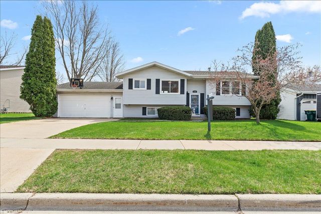 1707 Larkspur LANE, West Bend, WI 53090