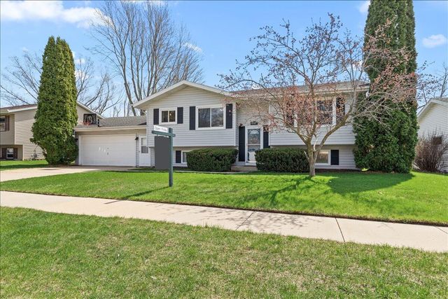 1707 Larkspur LANE, West Bend, WI 53090