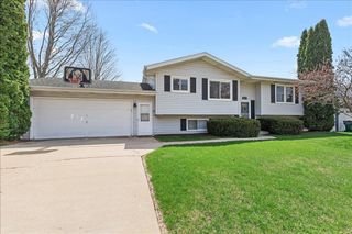 1707 Larkspur LANE, West Bend, WI 53090