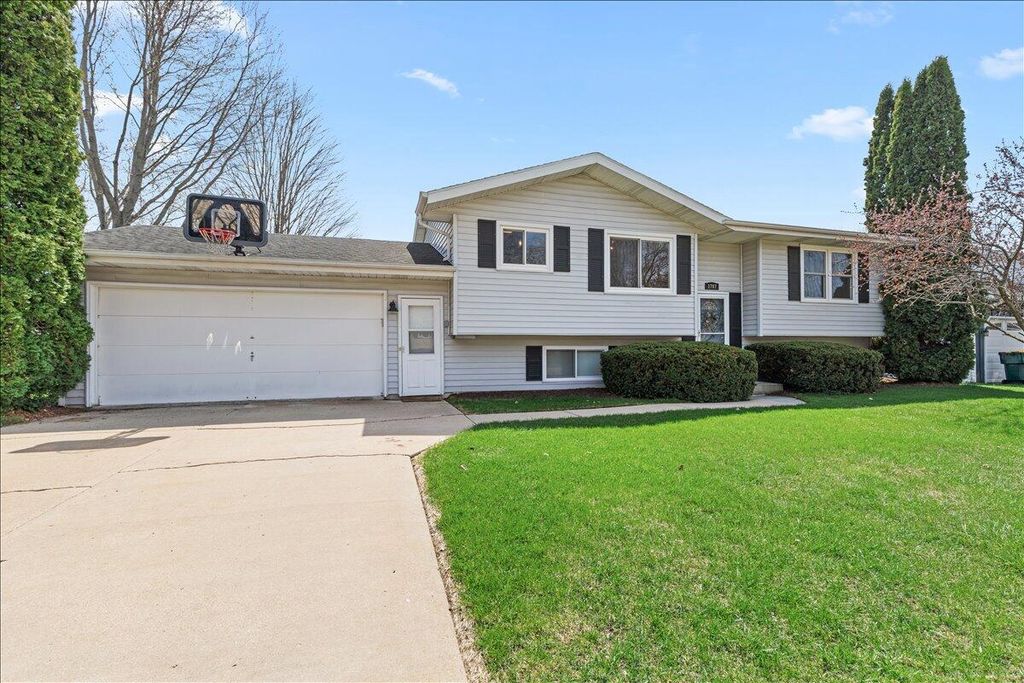 1707 Larkspur LANE, West Bend, WI 53090