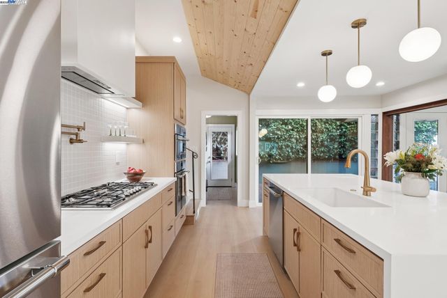 201 Amherst Ave, Kensington, CA 94708