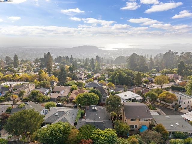 201 Amherst Ave, Kensington, CA 94708