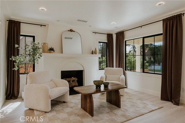 584 N Plymouth Boulevard, Los Angeles, CA 90004