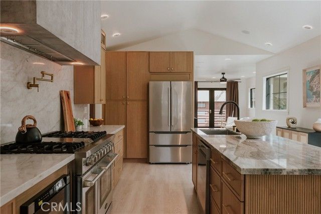 584 N Plymouth Boulevard, Los Angeles, CA 90004