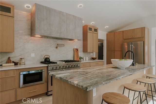 584 N Plymouth Boulevard, Los Angeles, CA 90004