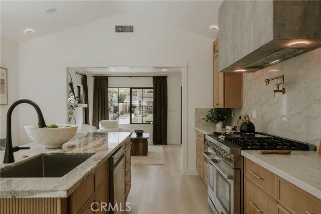 584 N Plymouth Boulevard, Los Angeles, CA 90004