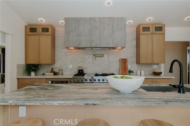 584 N Plymouth Boulevard, Los Angeles, CA 90004