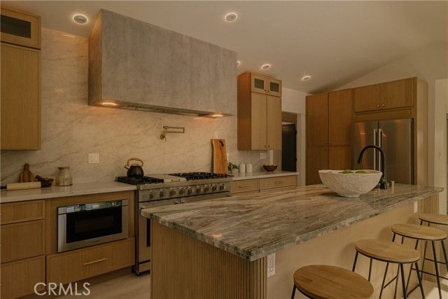 584 N Plymouth Boulevard, Los Angeles, CA 90004