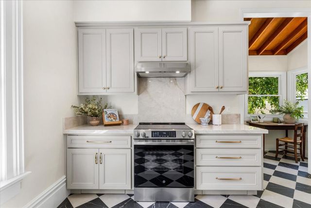 1704 N St, Sacramento, CA 95811