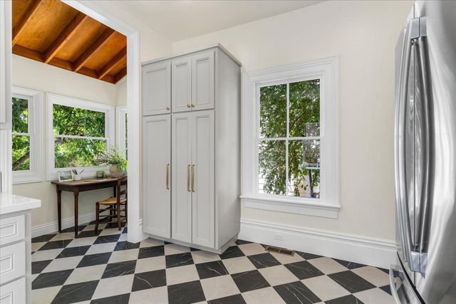 1704 N St, Sacramento, CA 95811