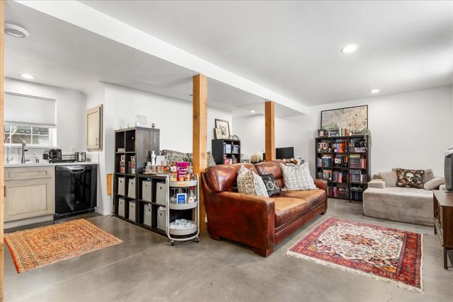 1704 N St, Sacramento, CA 95811