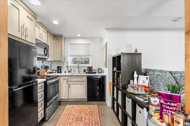 1704 N St, Sacramento, CA 95811