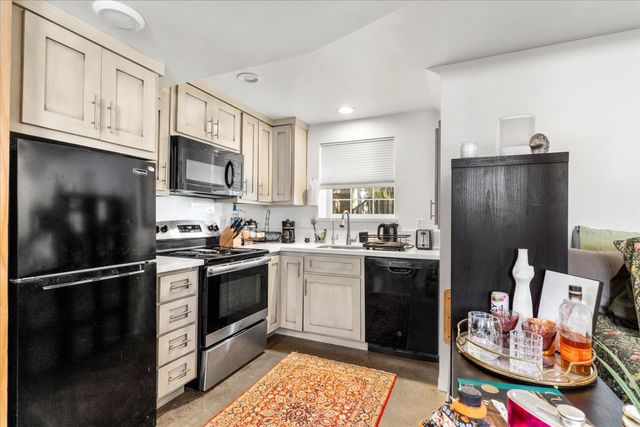 1704 N St, Sacramento, CA 95811