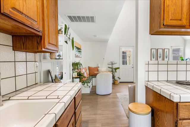 1704 N St, Sacramento, CA 95811