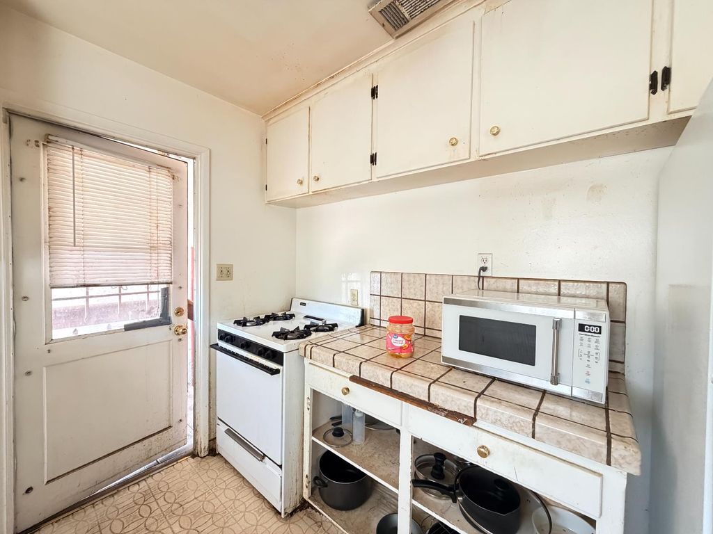 Image 6 of property listing at 15445 W E Street, Kerman, CA 93630