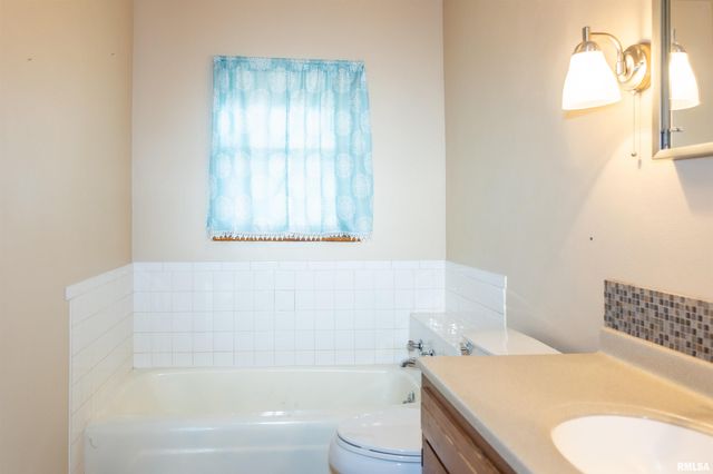 966 N 7TH Avenue, Canton, IL 61520