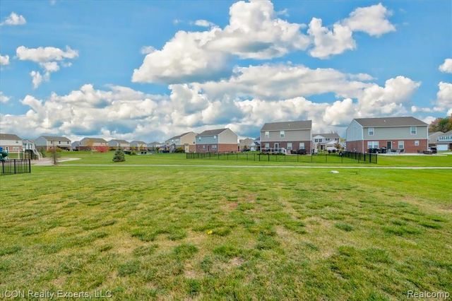 10411 N Island Lake Circle, Taylor, MI 48180