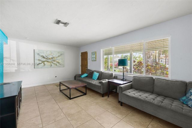 417 SW 1st Ave, Boynton Beach, FL 33435