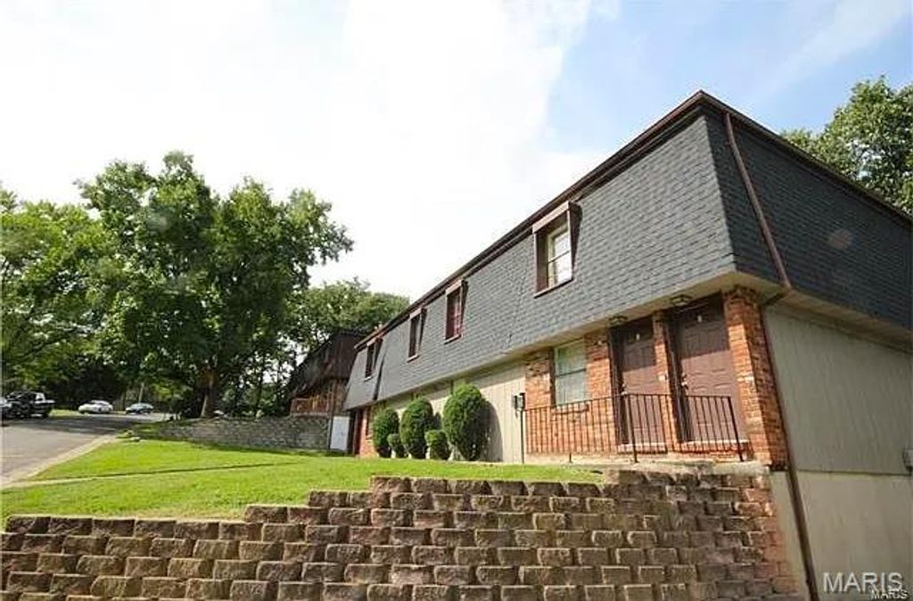1104 ARROWHEAD Drive B, Collinsville, IL 62294