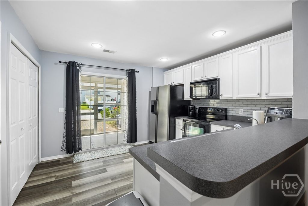 Image 10 of property listing at 115 Fairgreen Street, Savannah, GA 31407