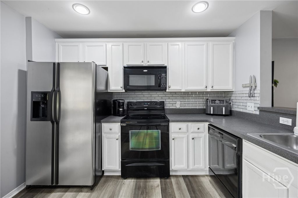 Image 11 of property listing at 115 Fairgreen Street, Savannah, GA 31407
