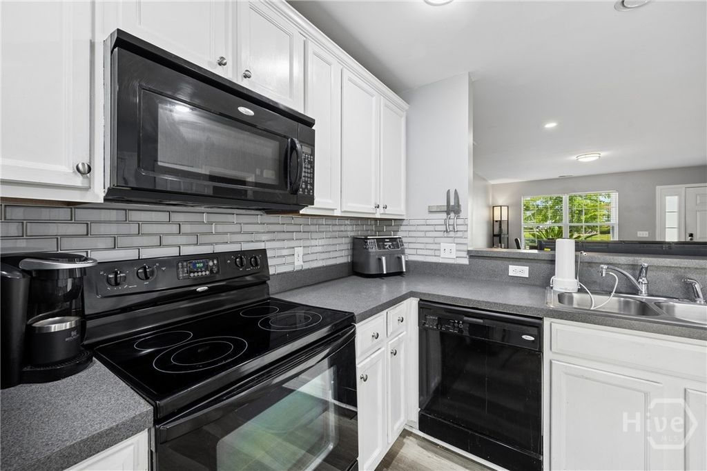 Image 12 of property listing at 115 Fairgreen Street, Savannah, GA 31407