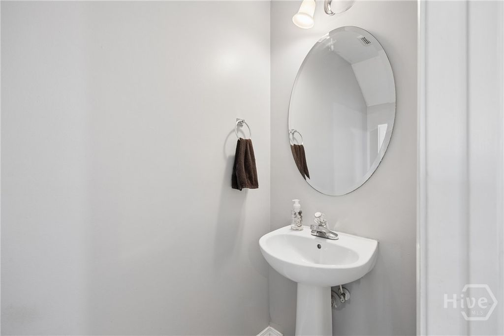 Image 13 of property listing at 115 Fairgreen Street, Savannah, GA 31407