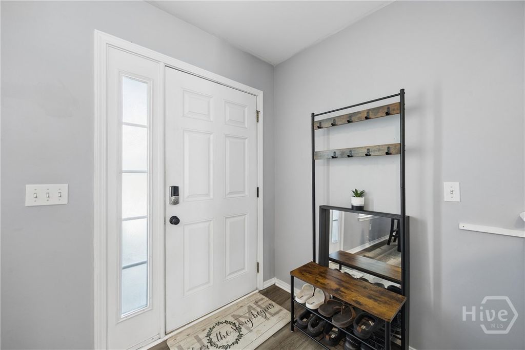 Image 5 of property listing at 115 Fairgreen Street, Savannah, GA 31407