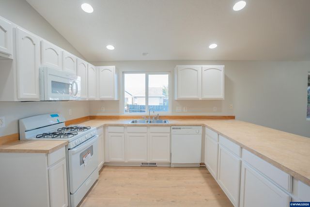399 Breezy Wy NE, Albany, OR 97322