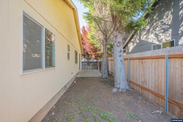 399 Breezy Wy NE, Albany, OR 97322